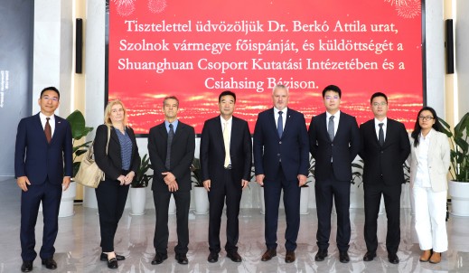 匈牙利亞斯-瑙吉孔-索爾諾克州州長Dr. Berkó Attila一行蒞臨雙環(huán)傳動參觀考察